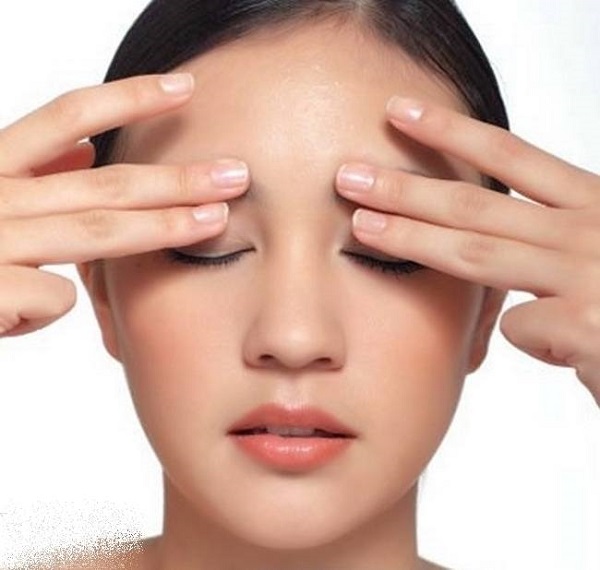 Áp dụng phương pháp massage vùng mắt