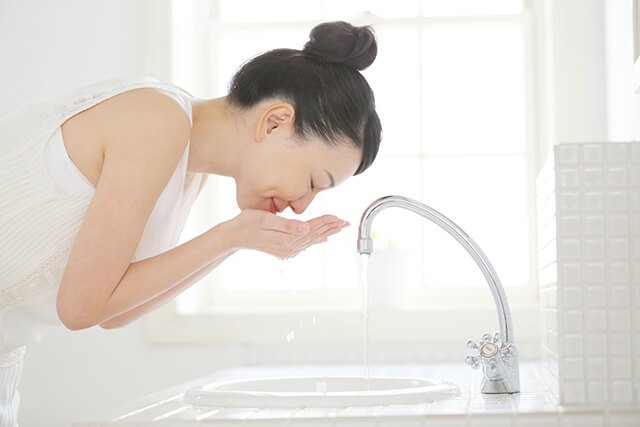 Hướng dẫn rửa mặt đúng cách sau nâng mũi